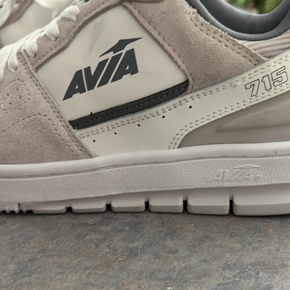 Men’s size 9.5 or woman’s size 11 Avia 715 basketball athletic shoes. - Picture 5 of 8